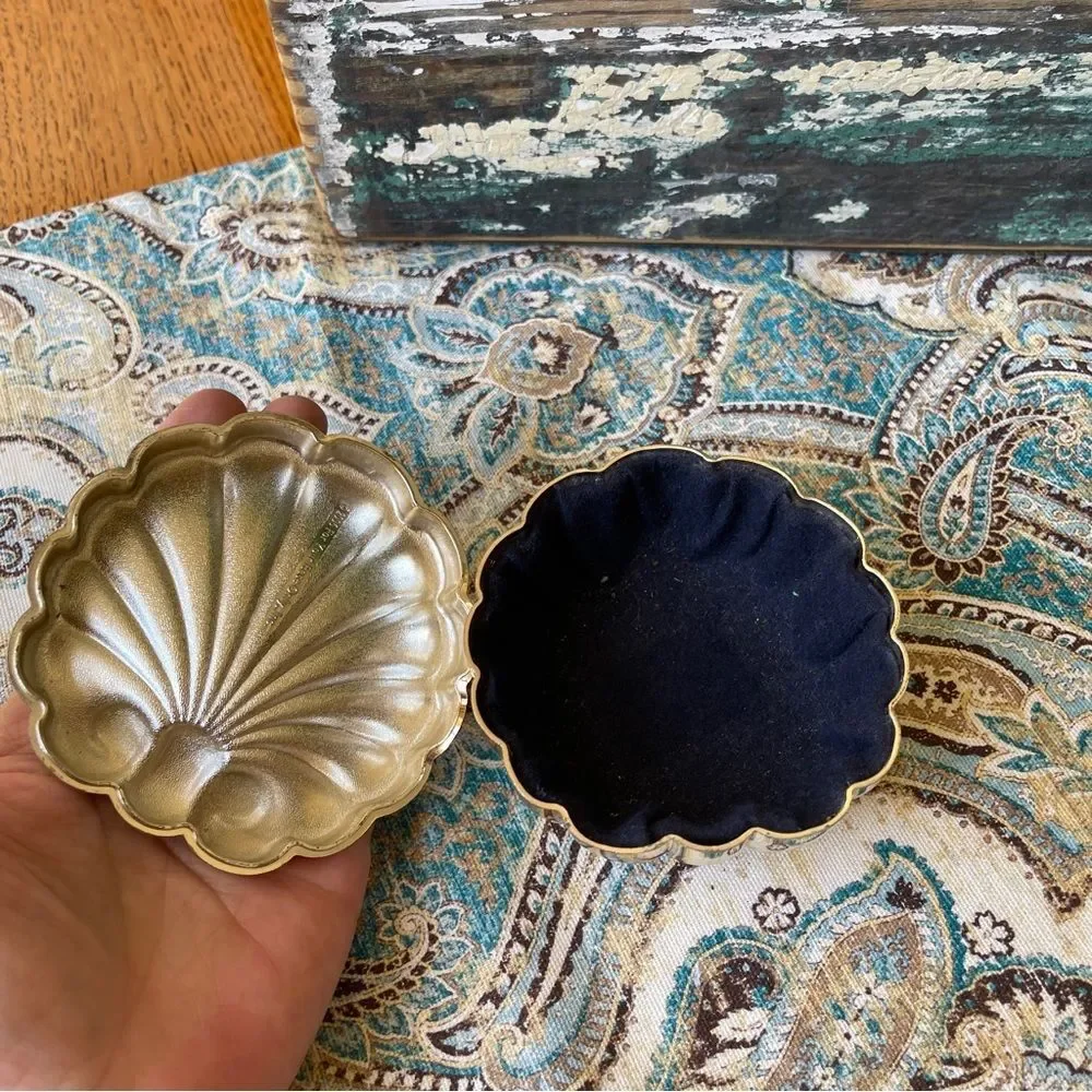 Metal Scallop Shell Trinket Box Vintage Silver Tone Velvet Lined Coastal Decor
